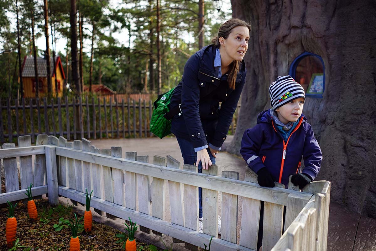 Mamma och Elis vid Lille Skutts morotsland