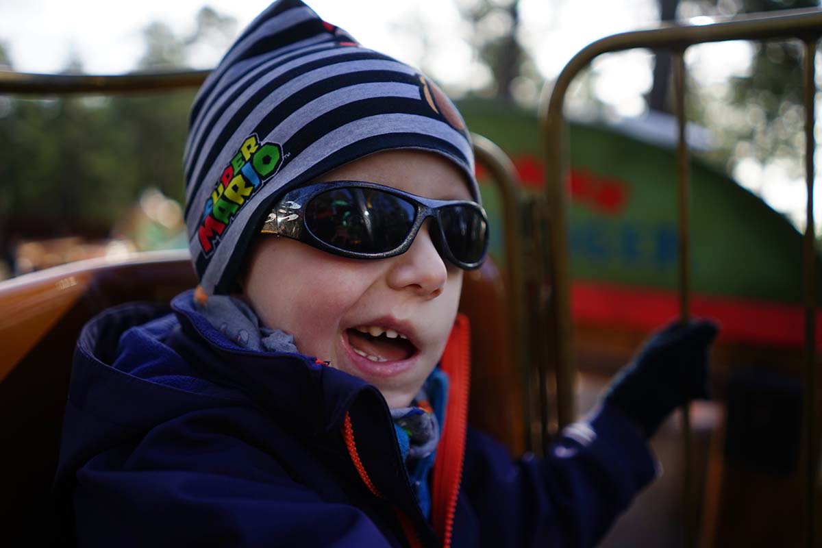 Elis åker karusell på Bamses värld