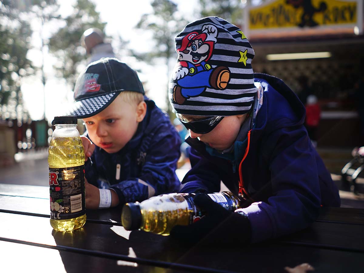 Folke och Elis inspekterar sina Mer-flaskor