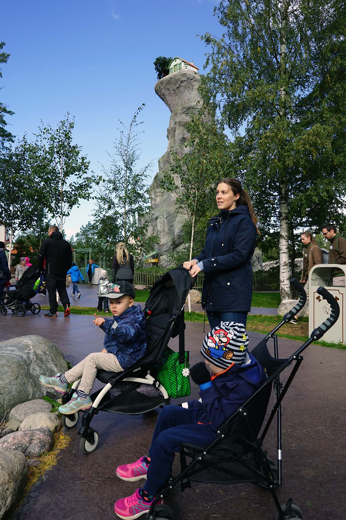 Folke, mamma och Elis på Bamses Värld med Höga Berget i bakgrunden