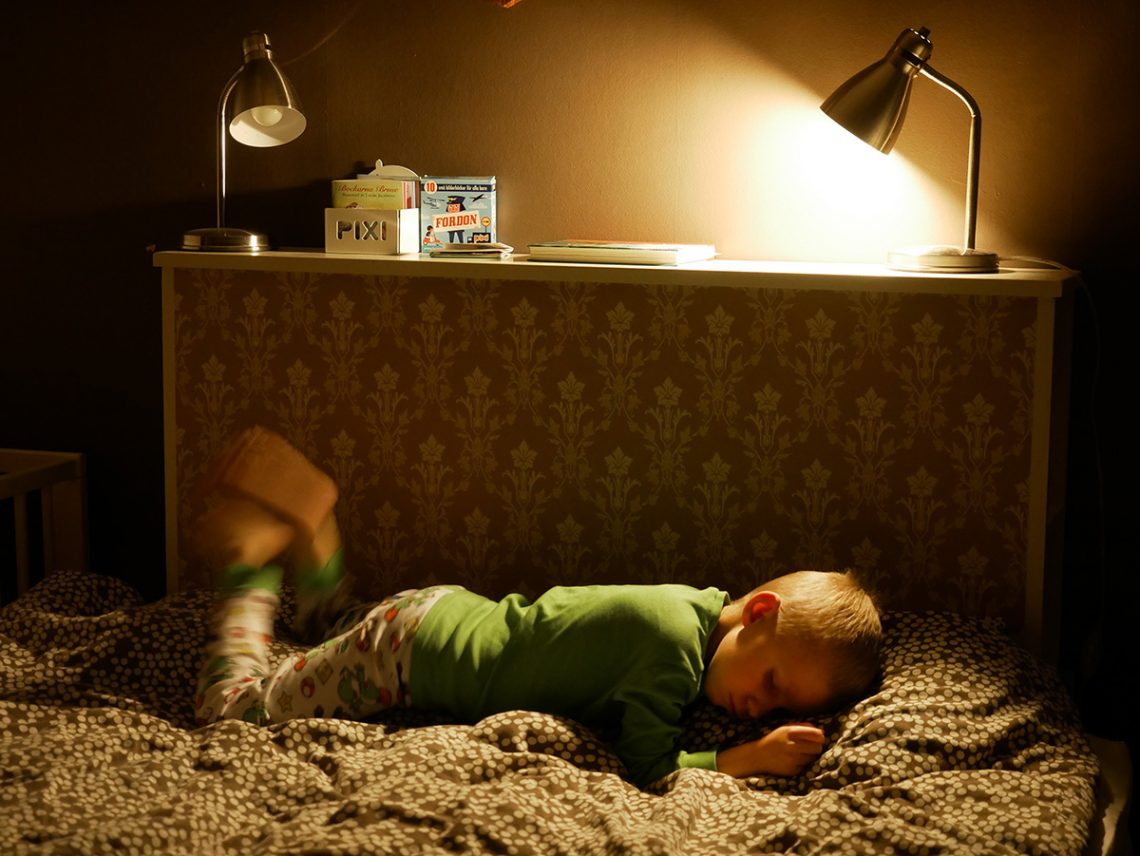 Elis i sängen, strax innan nattning