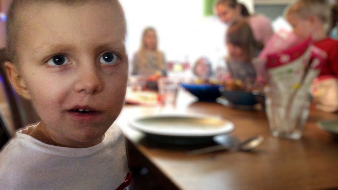 Elis sitter vid bordet på en förskolekompis kalas