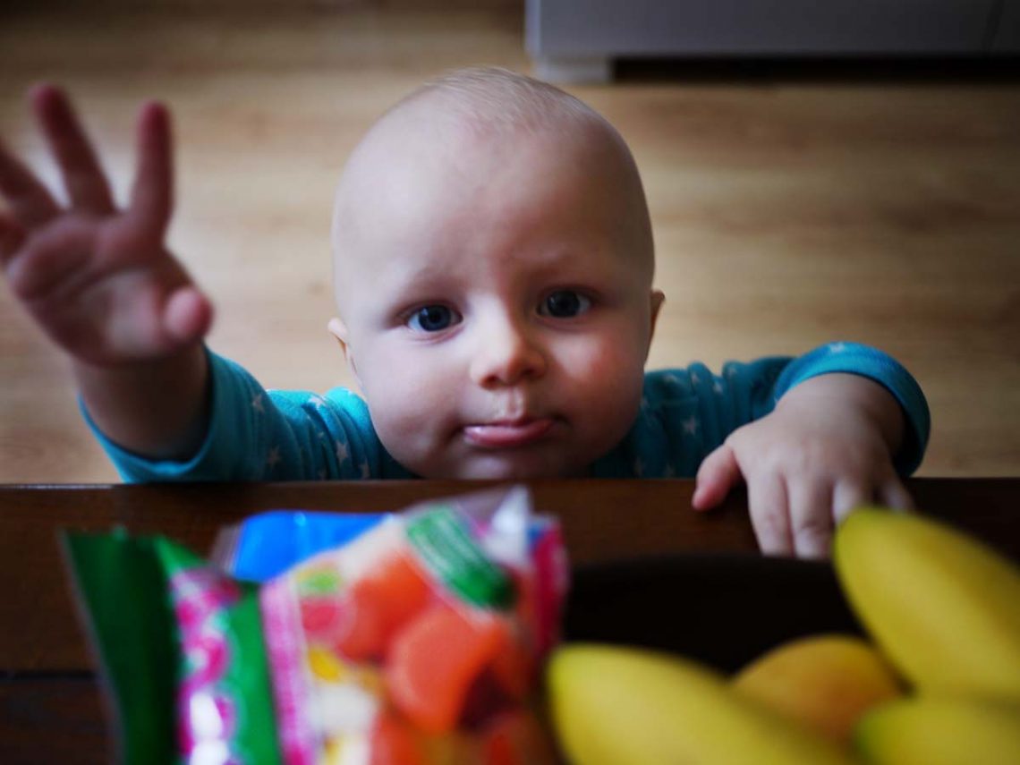 Oktober 2013: en snart ettårig Elis famlar efter en godispåse på soffbordet