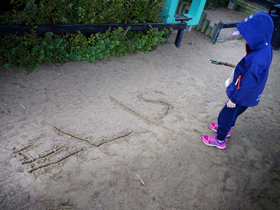Elis har skrivit sitt namn i sanden med en pinne, i Vasaparken i Norrköping