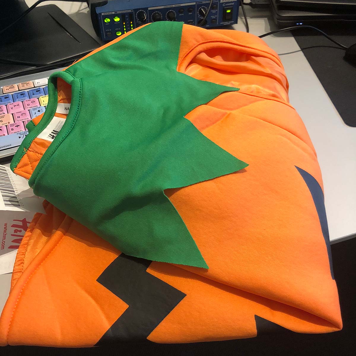 Pumpadräkten ligger på mitt skrivbord på jobbet