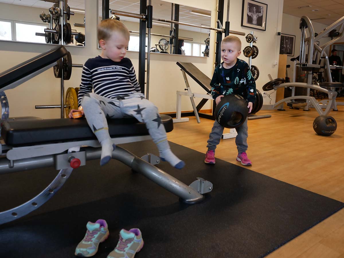 Folke och Elis på brandstationens gym