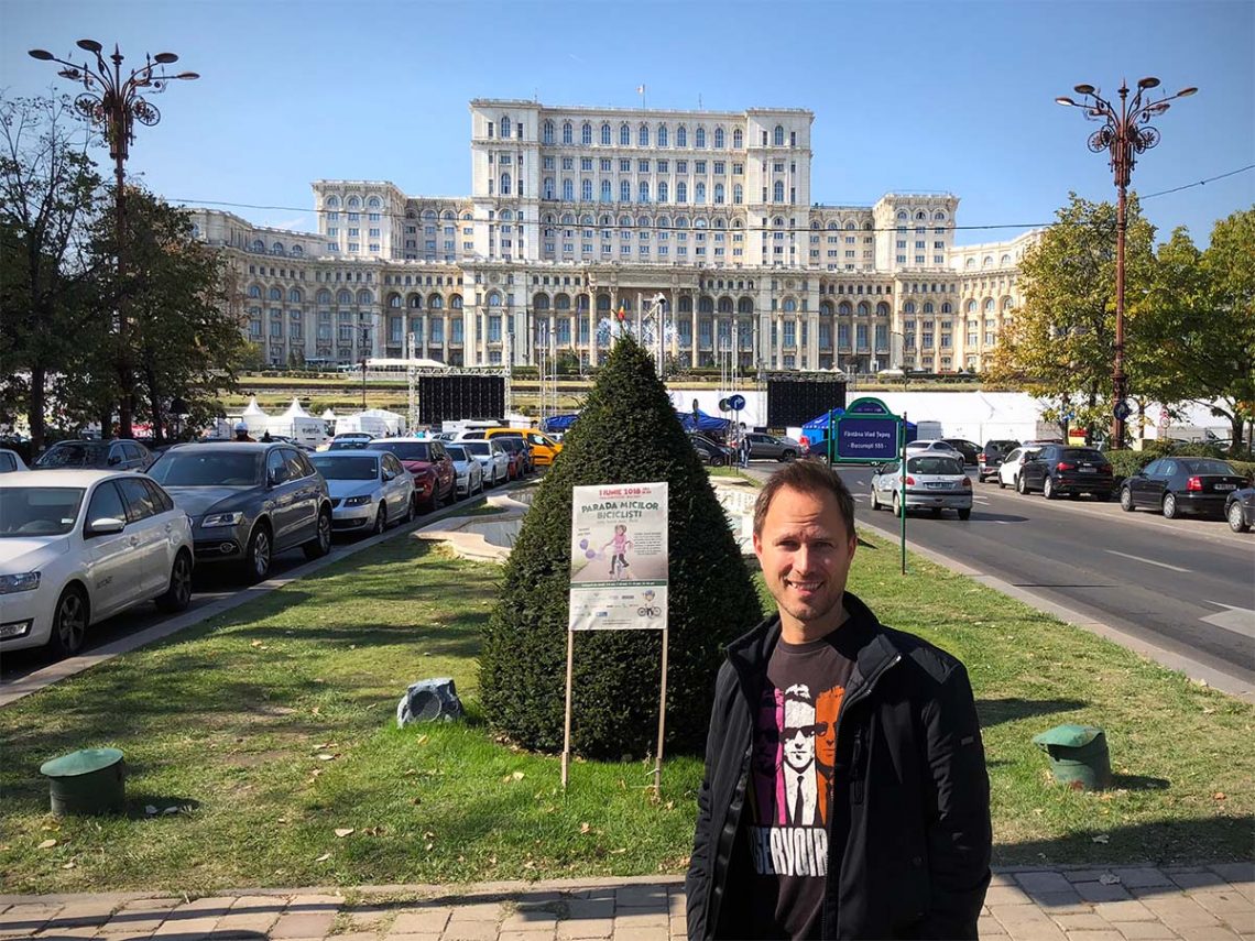 Jag framför Ceaucescus palats i Bukarest