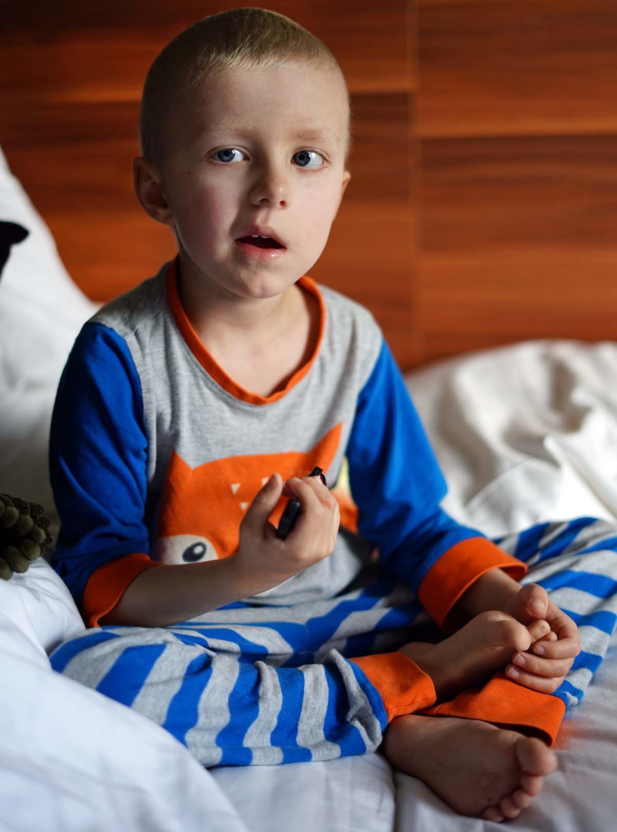 Elis i en hotellsäng i Norrköping