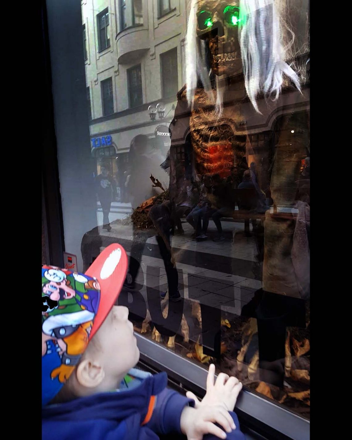 Elis ser på ett Halloweenmonster i Butterick's skyltfönster