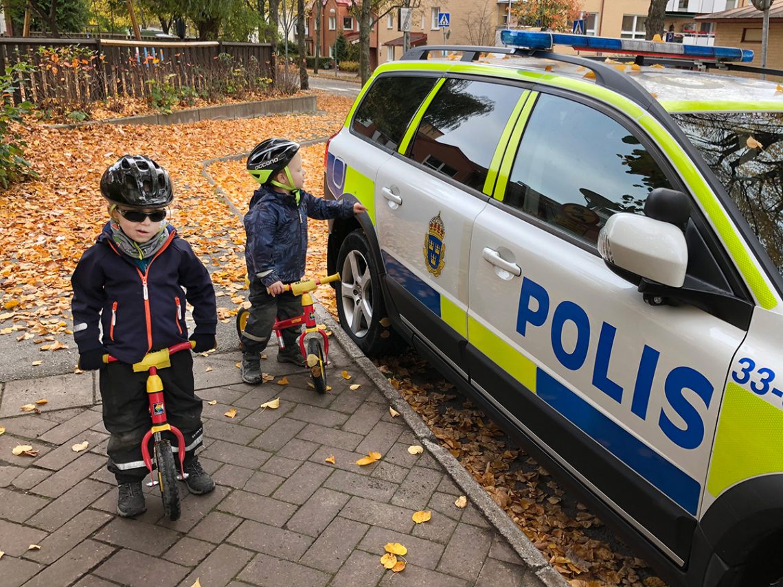 Elis och Folke vid polisbil