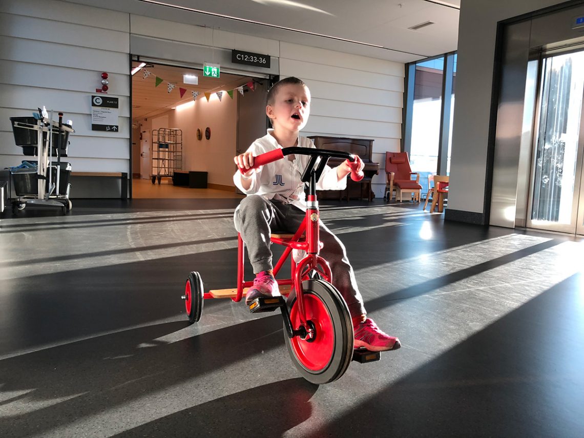 Elis på trehjuling vid hissarna på sjukhusets våning 12