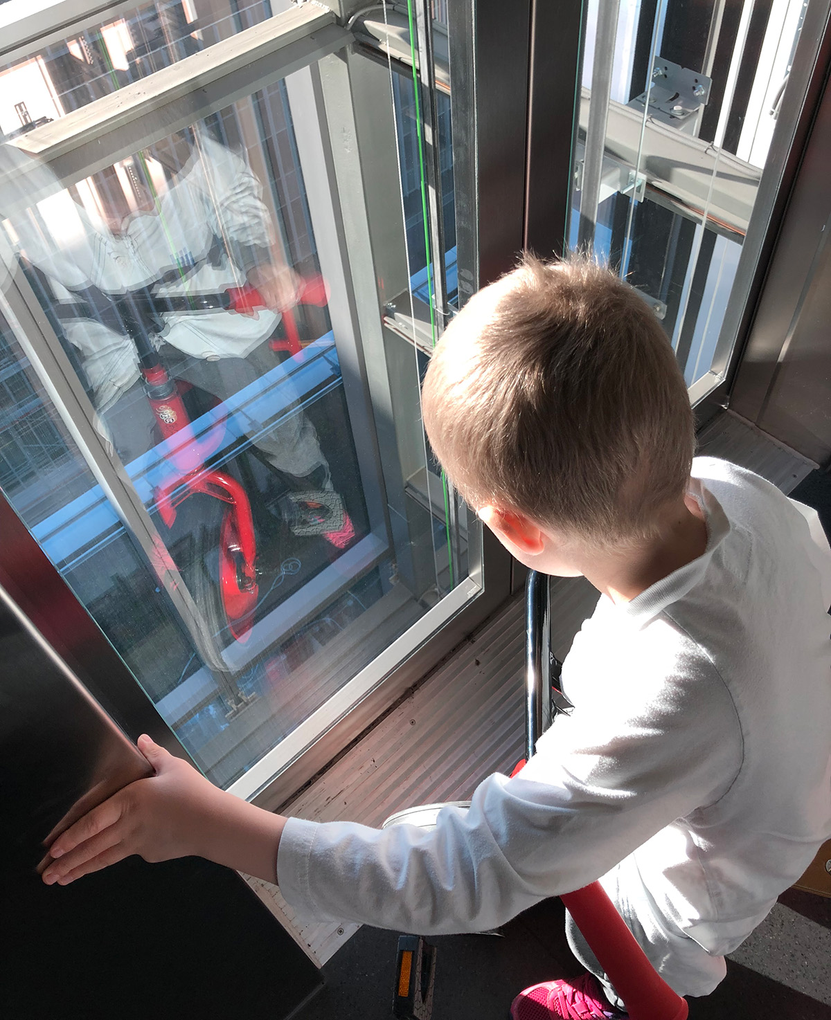 Elis tittar genom hissdörrarna och ner i schaktet