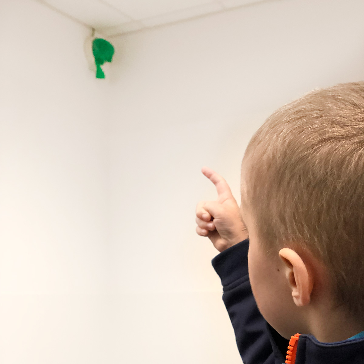 Elis pekar på en övervakningskamera som täckts över med grön plast.