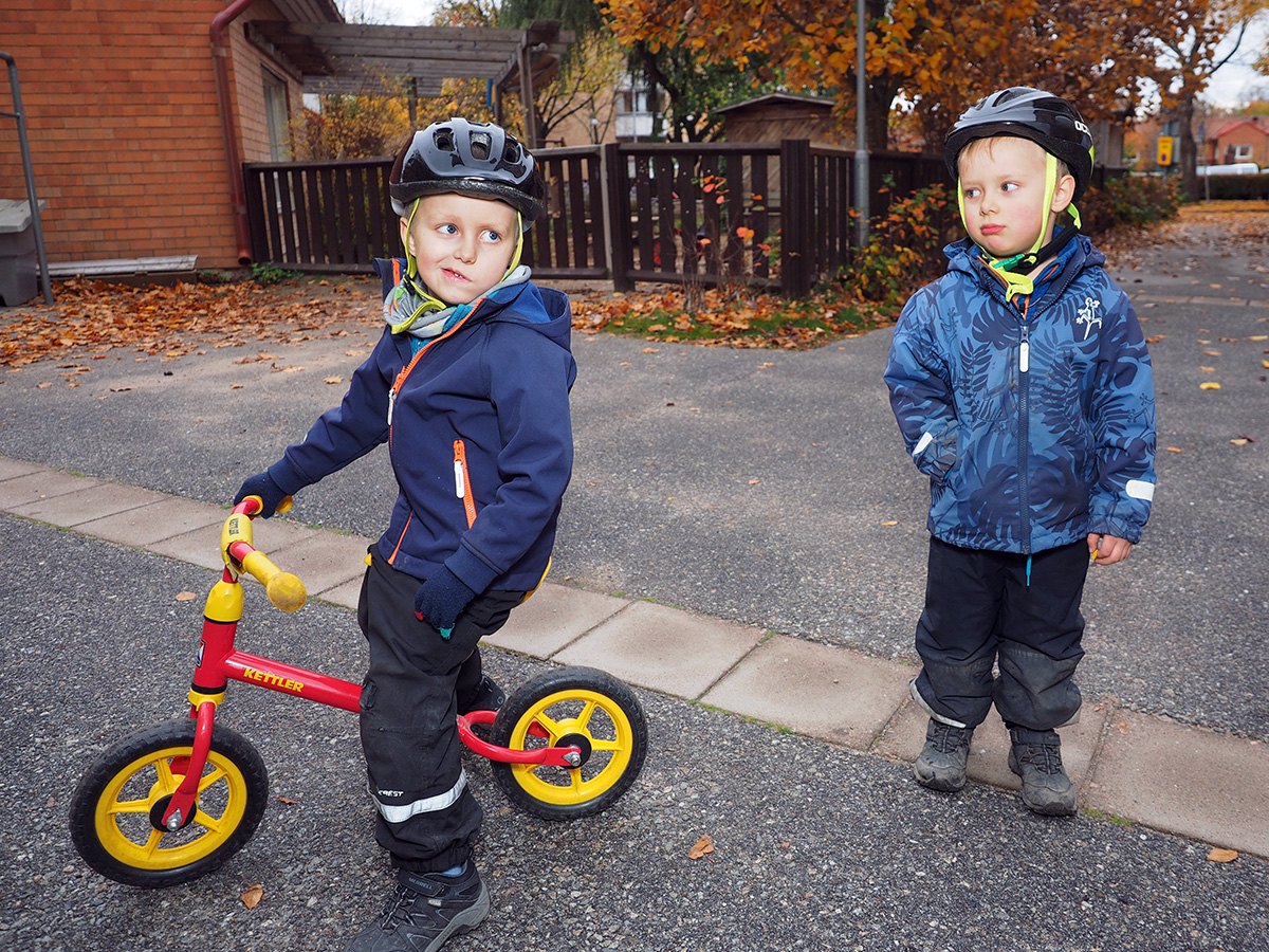 Elis med lurig min på sin springcykel, Folke tittar på