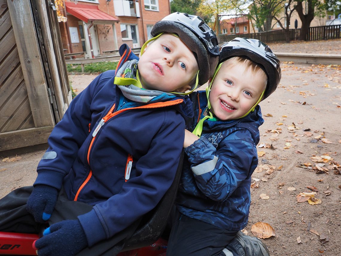 Elis och Folke busar inne på förskolans gård