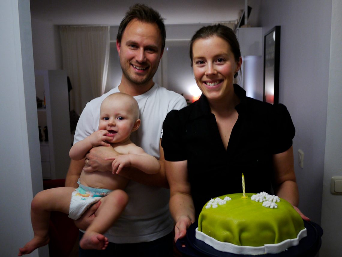 Elis, pappa, mamma och tårtan på Elis ettårsdag den 25 oktober 2013