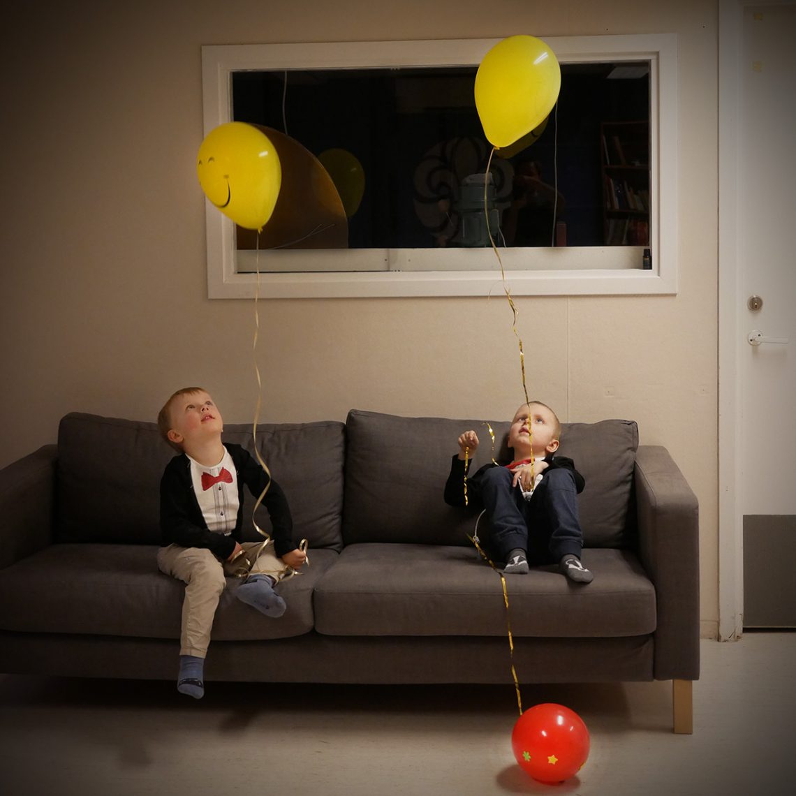 Folke och Elis i festlokalen, med varsin heliumballong