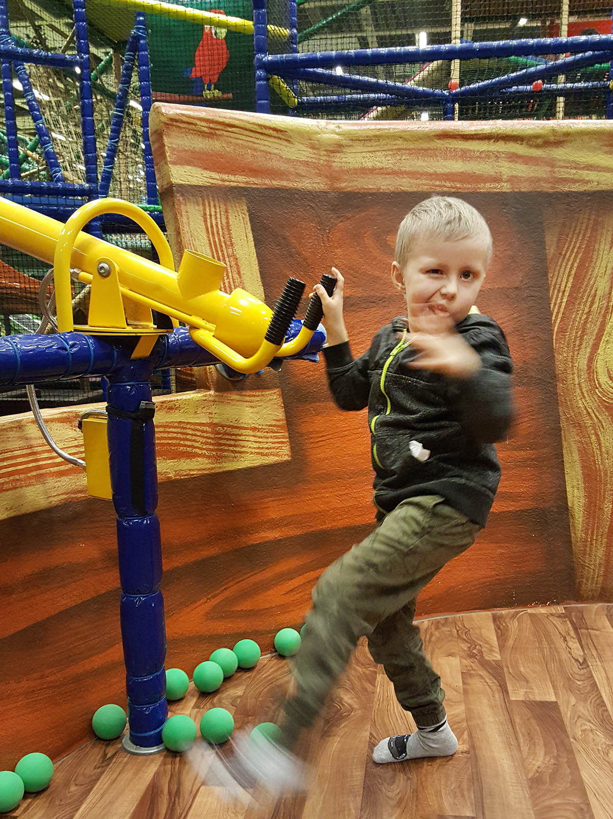 Elis skjuter bollar från leklandets piratskepp