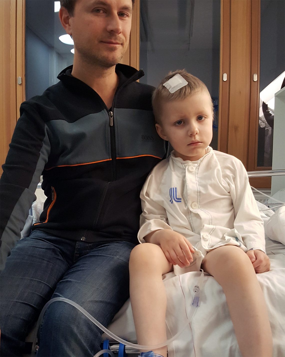 Jag bredvid Elis som precis kommit upp i sittande ställning efter två dygn liggande plant