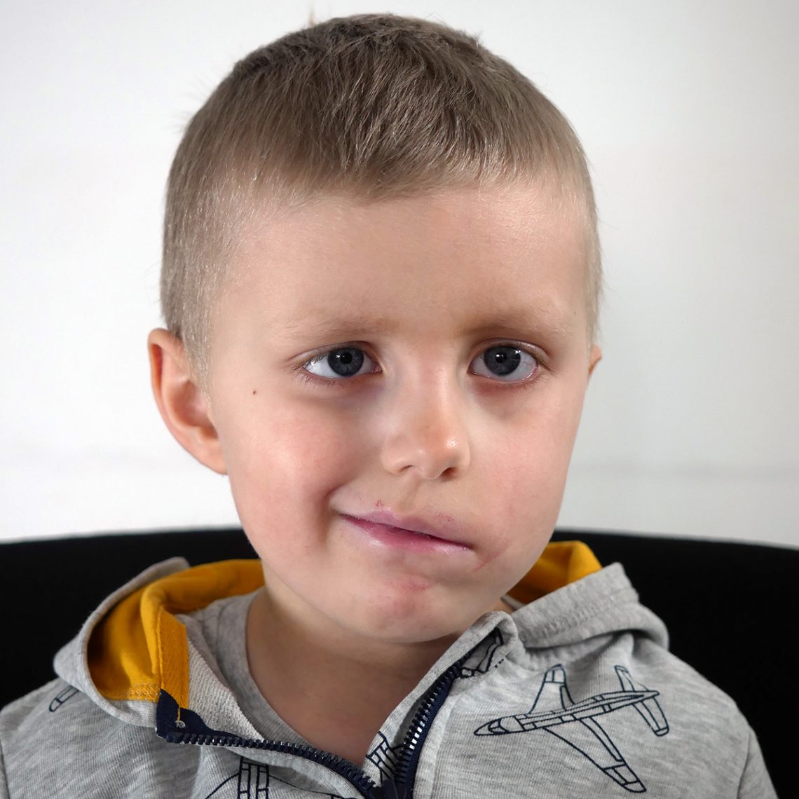 Elis ler sitt sneda leende