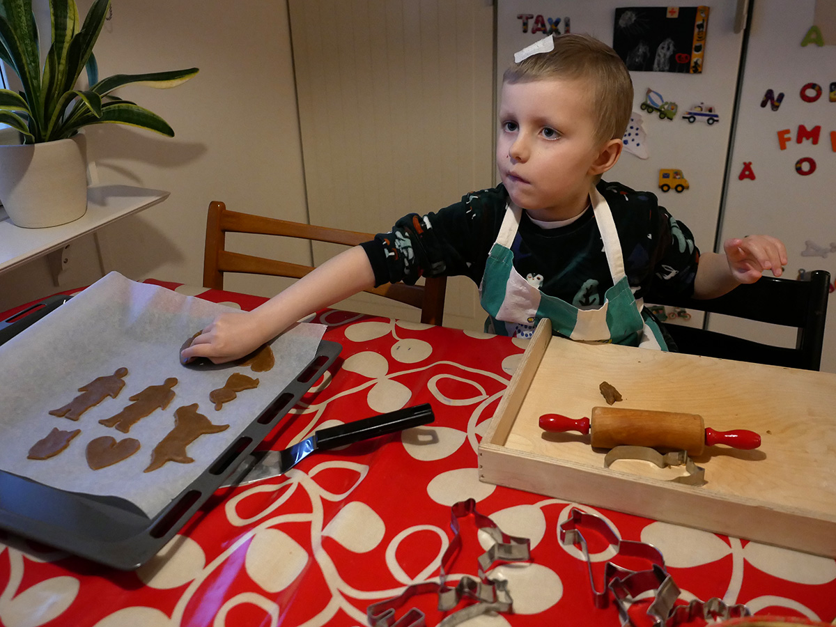 Elis lägger en pepparkaka på plåten