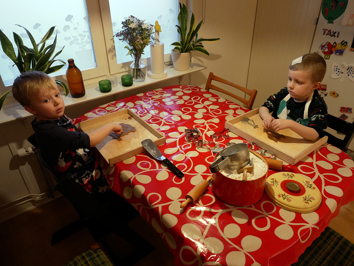 Folke och Elis bakar pepparkakor