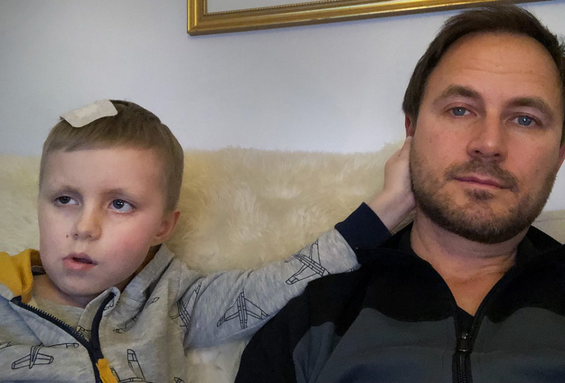 Elis fingrar på pappas örsnibb medan de tittar på tv.