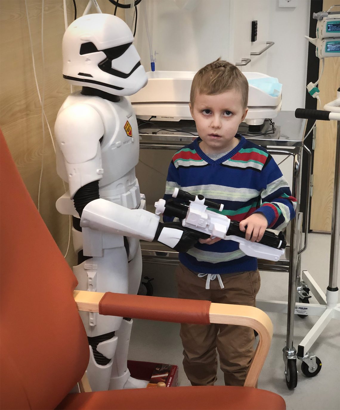 Elis leker med en stor Stormtrooperfigur på barnonkologen