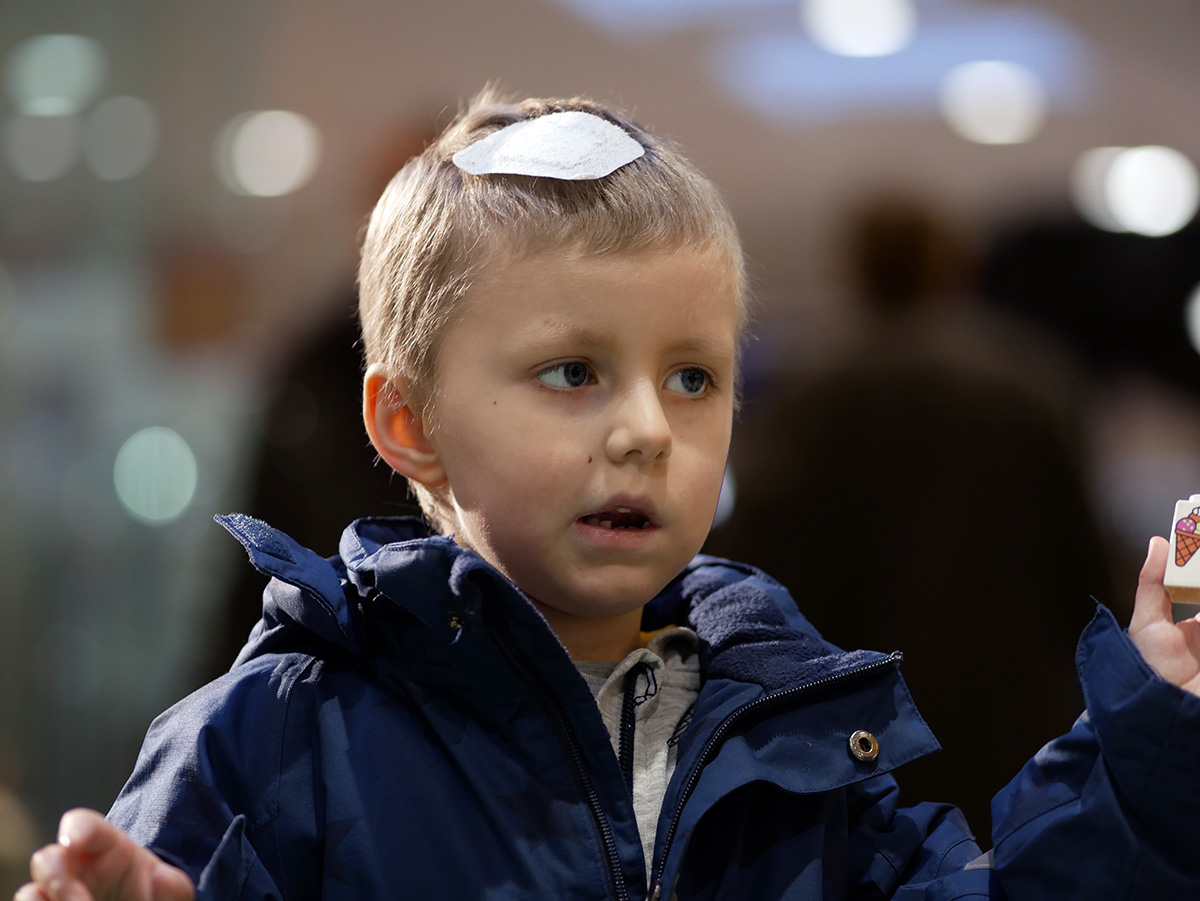 Elis leker med Duplo i Mörby centrum