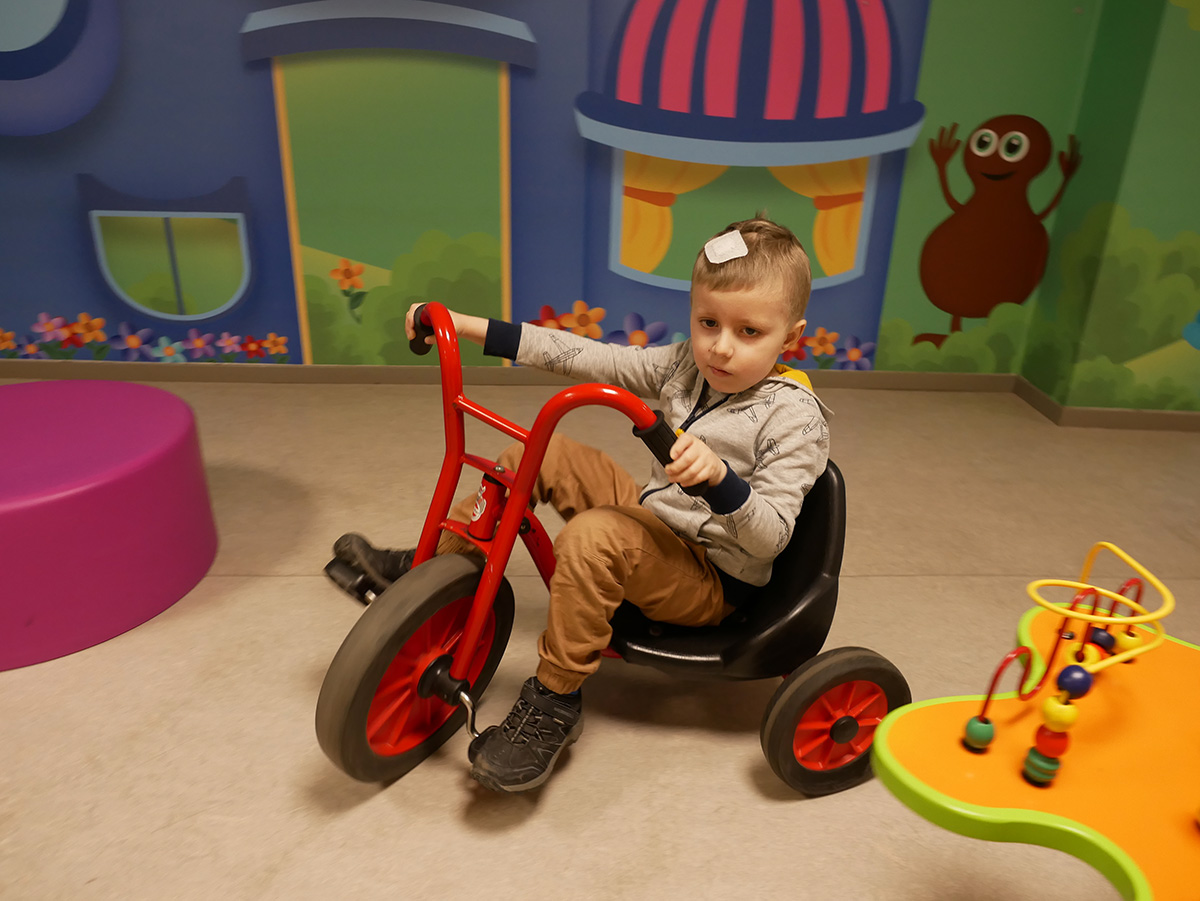 Elis på en trehjuling i lekrummet i Mörby Centrum