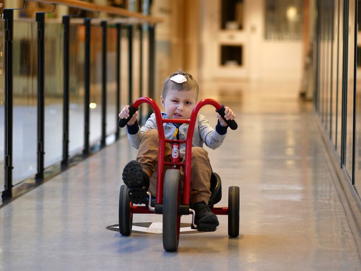 Elis cyklar det snabbaste han kan utanför lekrummet i Mörby Centrum