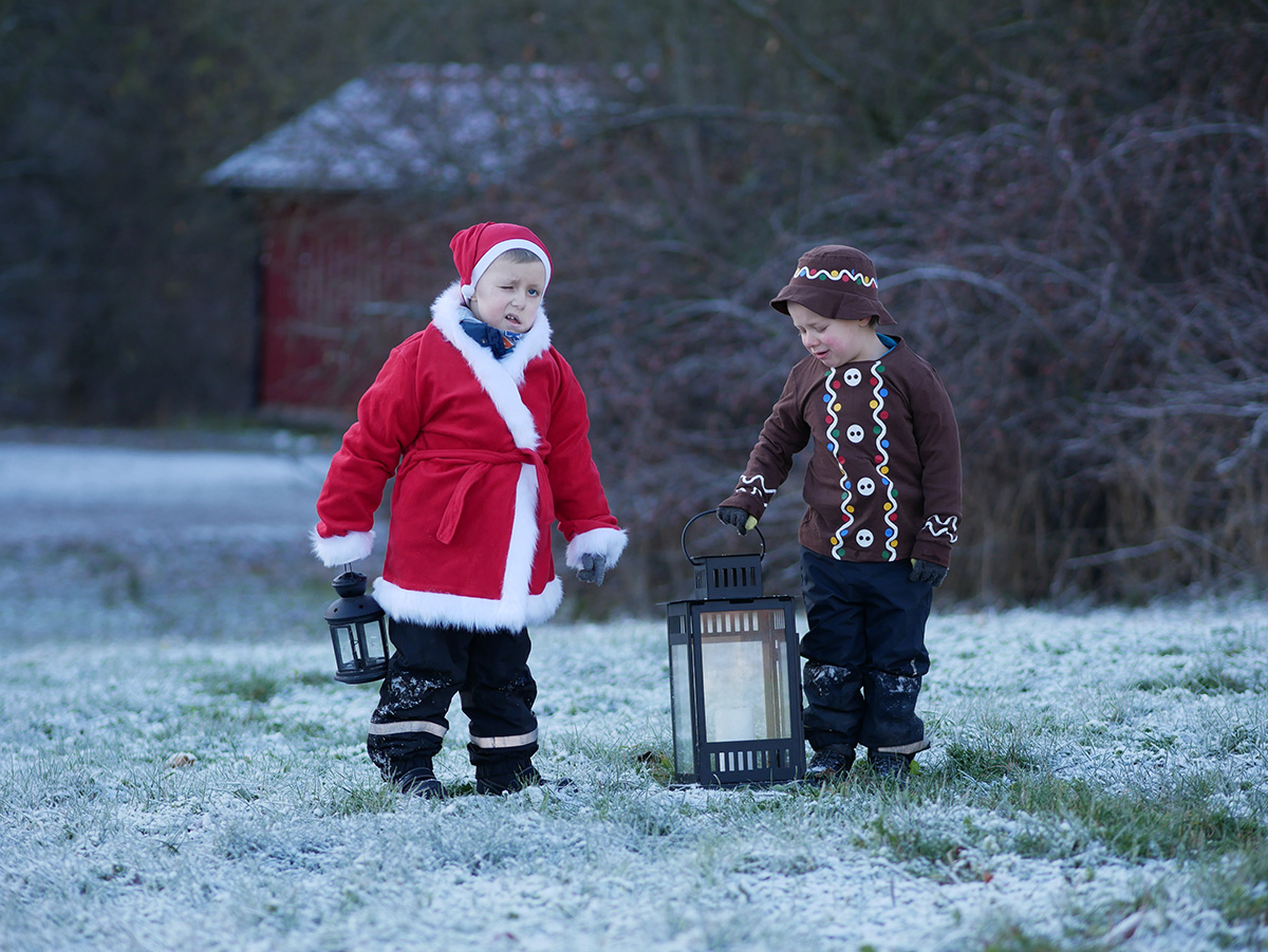 Elis och Folke på dåligt humör under julkortsfotograferingen