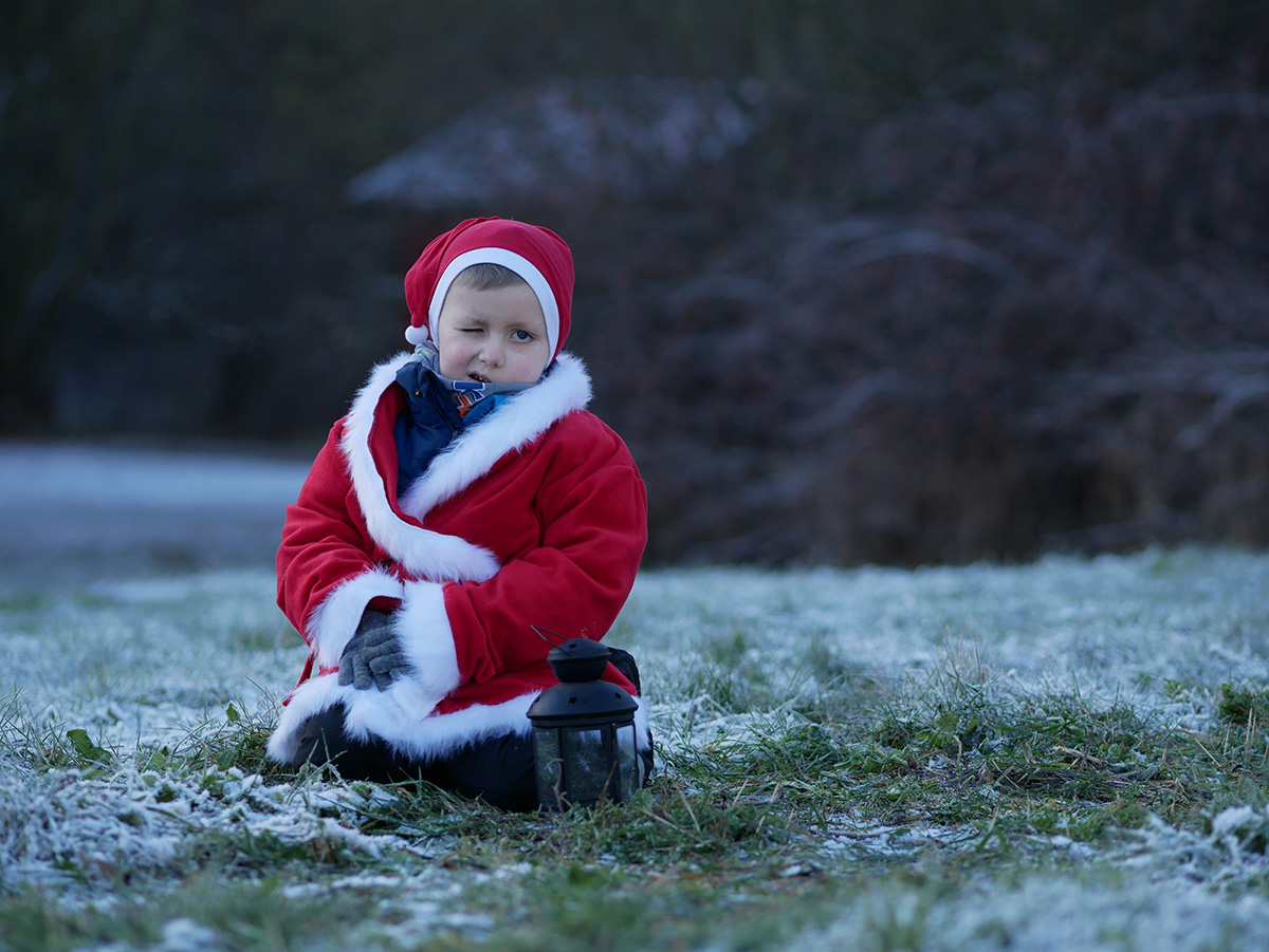 Elis sittande ensam i väntan på fotografering