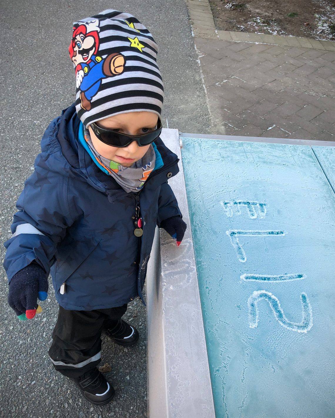 Elis har skrivit sitt namn i frosten ute