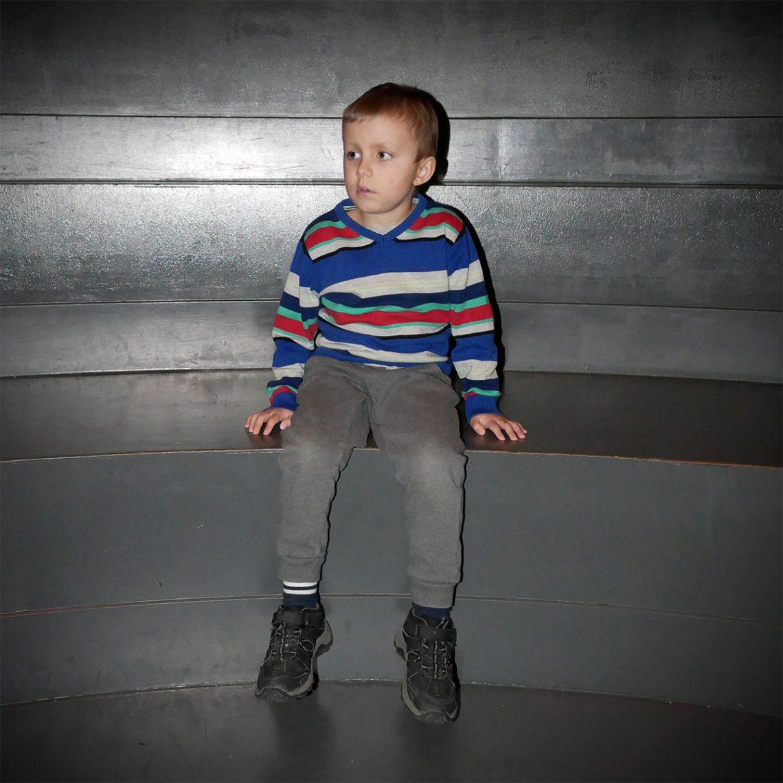 Elis sitter och tar det lugnt på Naturhistoriska