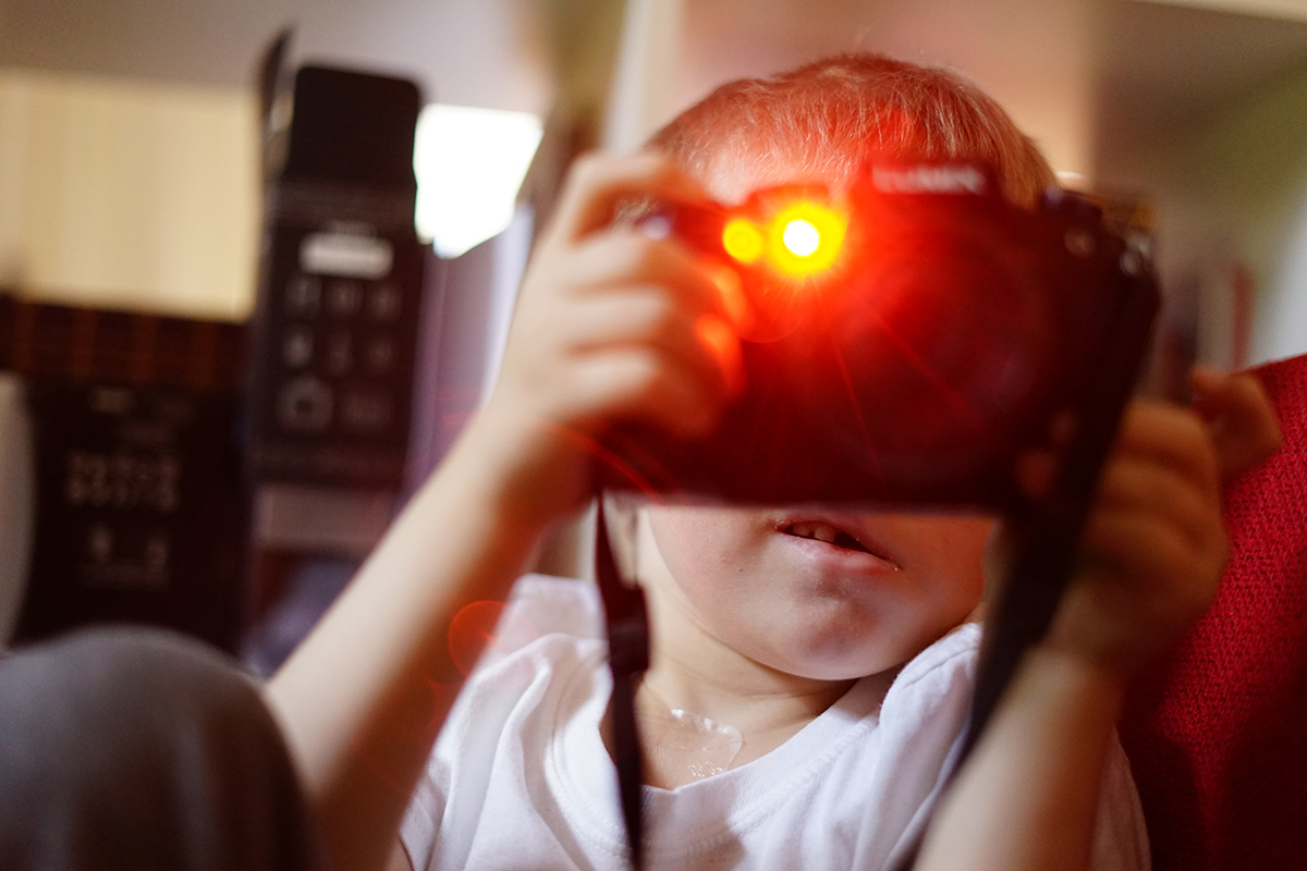 Fokuslampan lyser när Elis testar pappas kamera