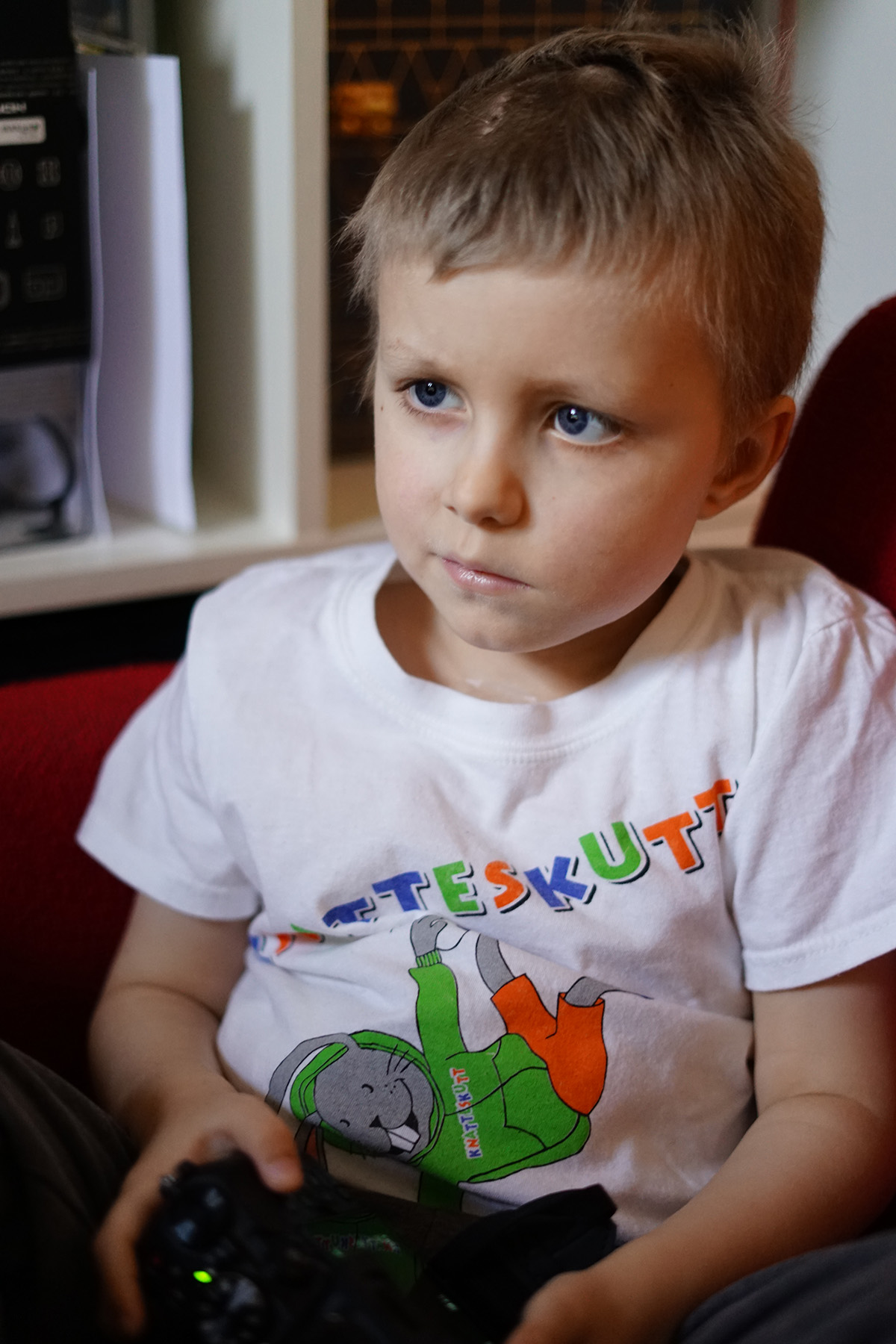 Elis med pappas kamera i knät