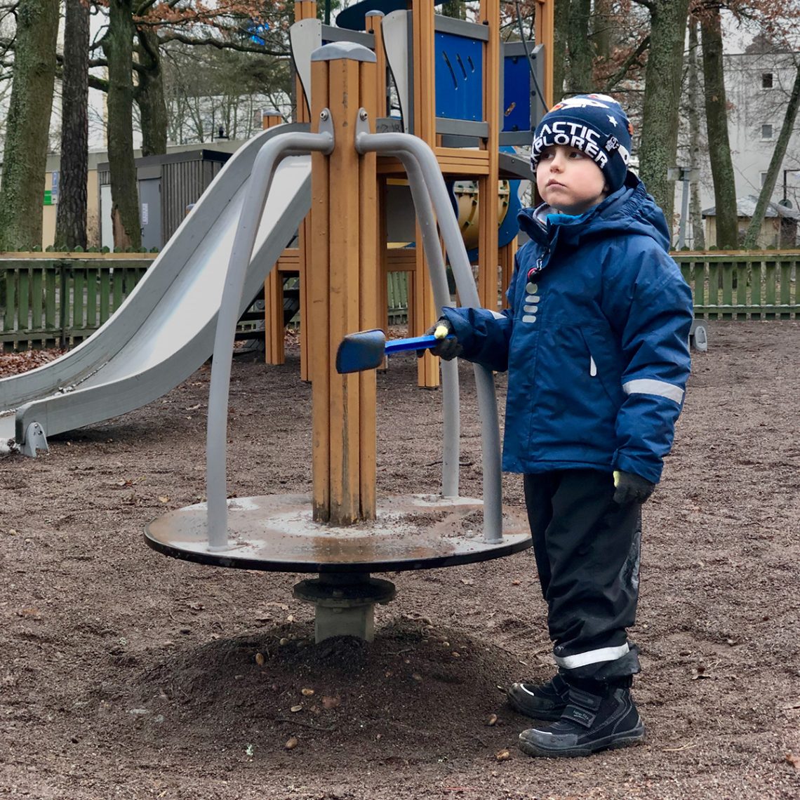 Elis med spade på en lekplats i norra Bergshamra