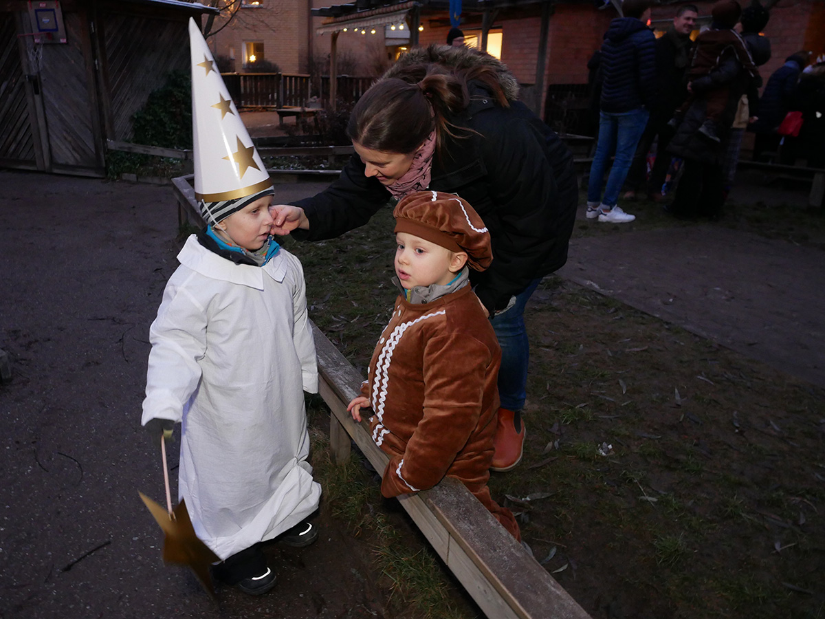 Elis, mamma och Folke på förskolans gård