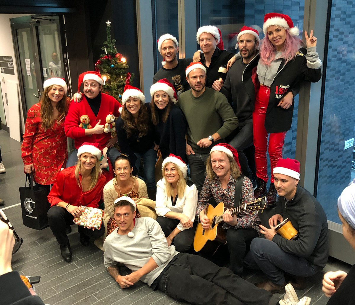 Ett gäng kändistomtar efter uppträdandet för barnen på sjukhuset.