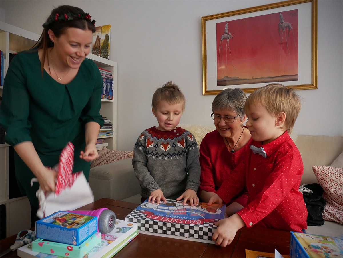 Barnen har fått "Bajsspelet" i julklapp vilket väcker munterhet
