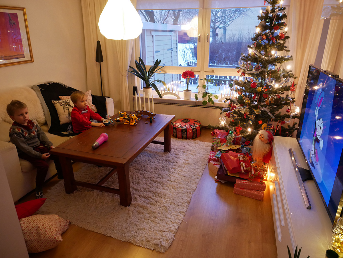 Elis och Folke tittar på Kalle Ankas jul