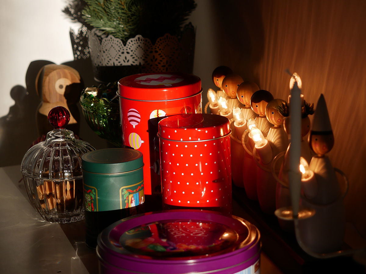 Nötter och julgodis på byrån