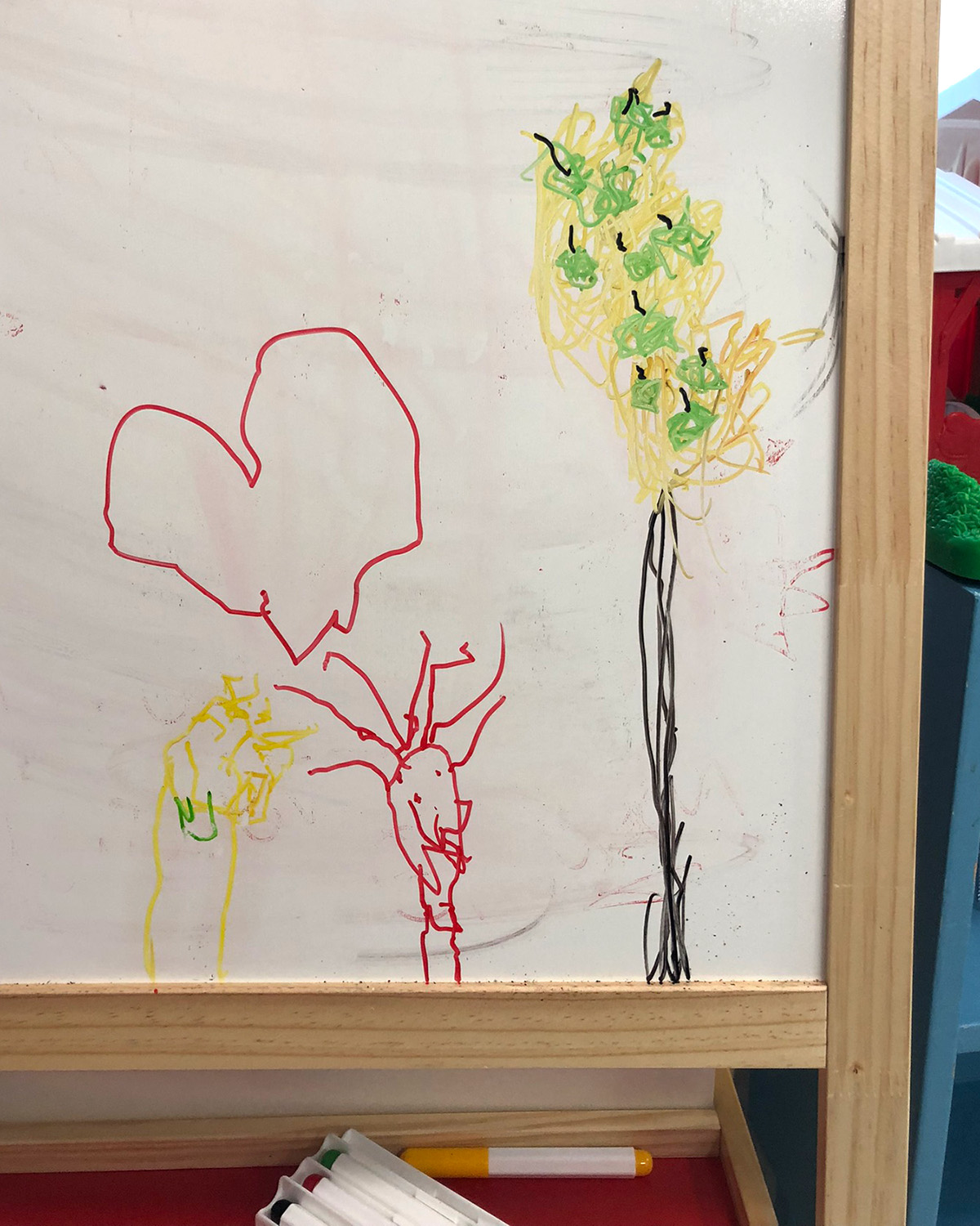 En teckning av Elis på en whiteboard. Två personer som älskar varandra, och ett äppelträd
