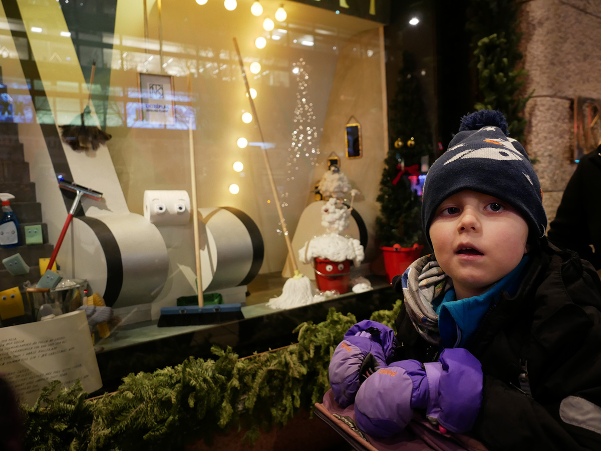 Elis i vagnen utanför NK:s julskyltning