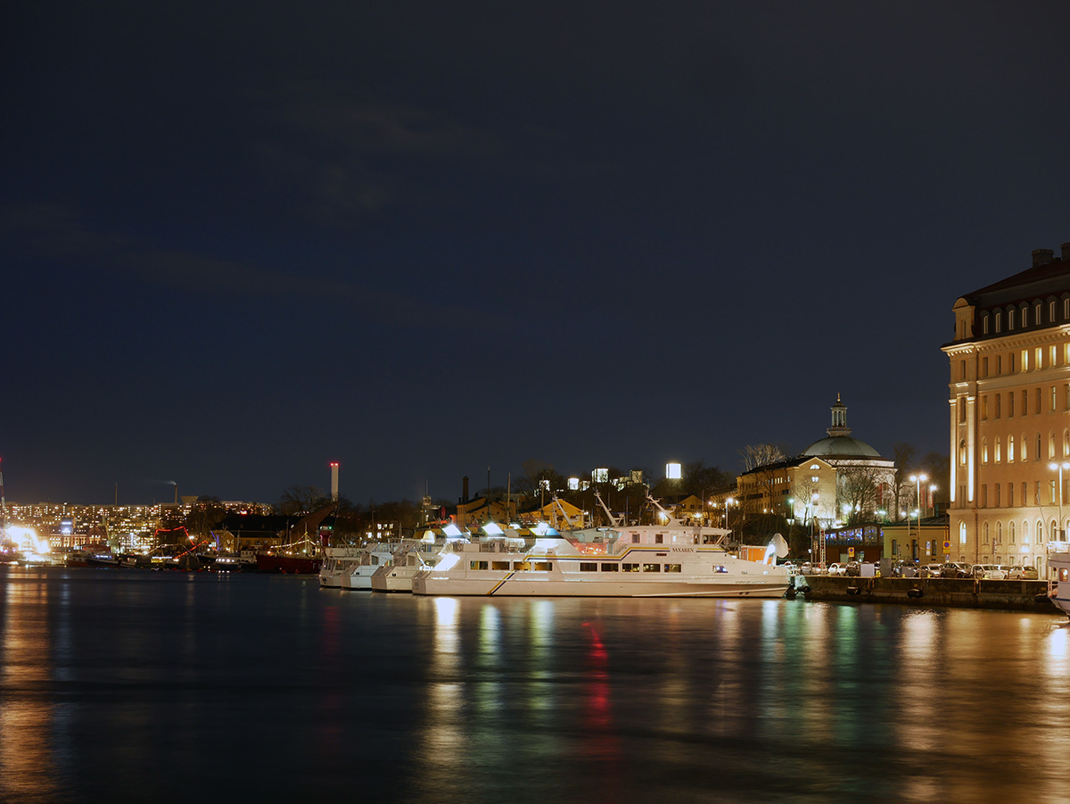 Vy över Nybroviken i mörker.