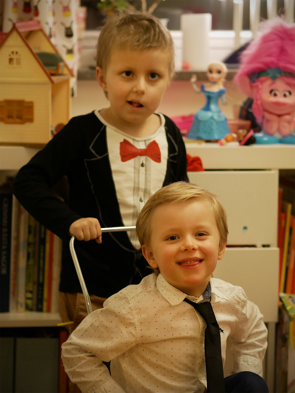 Elis kör runt Folke i en dockvagn på nyårsfesten.