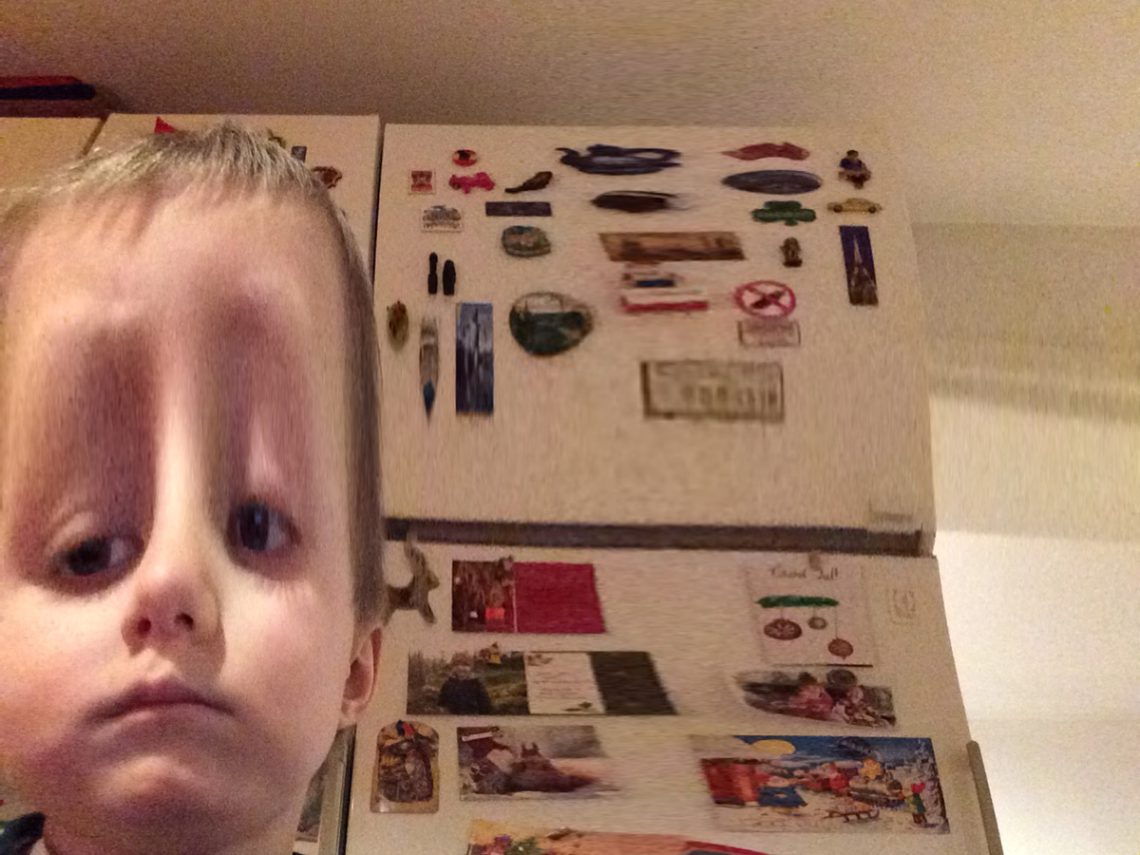 Elis leker med en foto-app på iPaden.