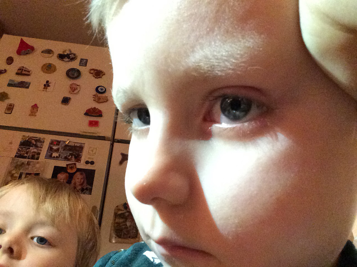 Folke och Elis, som tar en selfie med iPaden.
