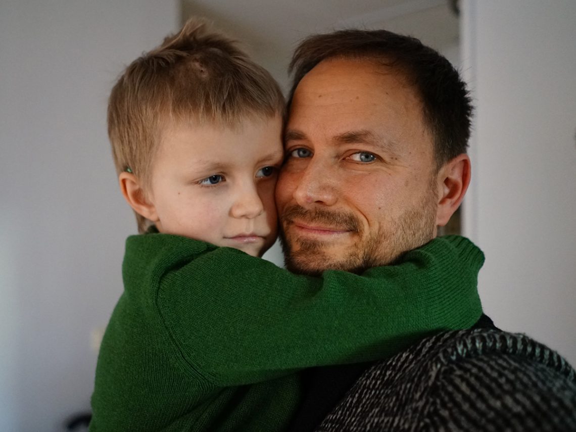 Elis och pappa kramas